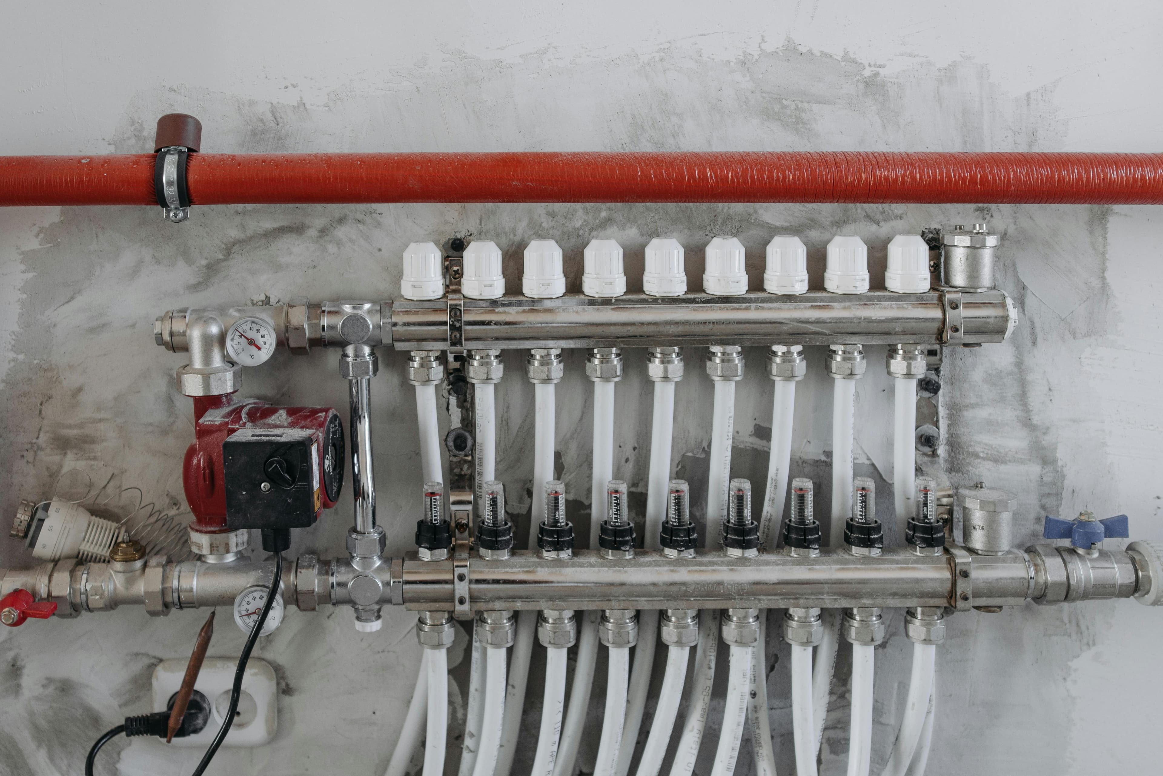 Under Floor Heating Caterham: What a Wet System Needs From Your Floor